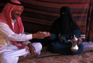 Sous la tente bédouine traditionnelle