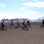 Vttistes émerveillés par le paysage à Wadi Rum - photo B.Espinasse