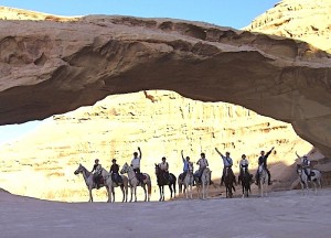 La Jordanie à cheval - Cavaliers sous l'arche de Kharazeh à Wadi Rum