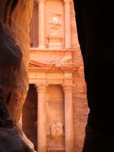 Le temple du Khazneh au débouché du "siq" de Petra