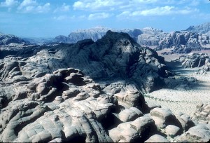 Au loin, au fond, le Jebel Rum. Courtesy of Claude Gardien.