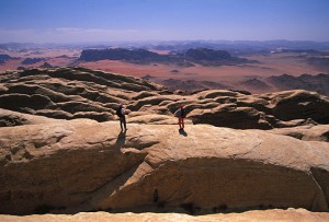 Alpinistes au sommet du Jebel Rum - Jordanie du sud.