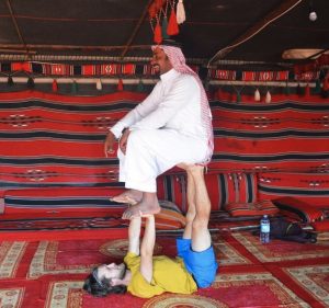 Accro Yoga à Wadi Rum, chez Sliman Sabbah al Zalabieh.