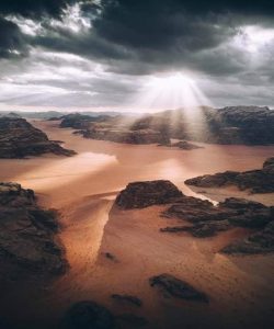 Effets de lumière dans les montagnes de Wadi Rum