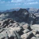 sejour-Trekking-randonnée-jordanie-au-loin-au-centre-jebel-rum_claude-gardien