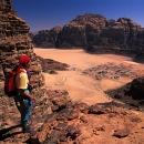 sejour-aventure-jordanie-randonneur-au-dessus-du-village-de-rum_mario-verin