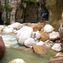 canyon-jordanie-gres-et-dolomie-ensemble-avec-eau-tiede