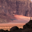 jordanie-randonneurs-sous-les-grandes-parois-des-tours-de-nassranyia_mv