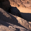 alpiniste-sur-un-splendide-profil-de-dalle-a-wadi-rum_mv