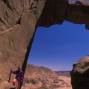 alpiniste-sous-une-arche-naturelle-wadi-rum_jordanie_photo-mv