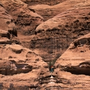 wadi-rum_jordanie-alpiniste-remontant-des-collecteurs-d-eau-dans-le-gres-de-rum_mv