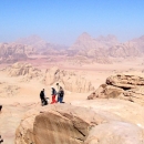 wadi-rum_jordanie-ascension-du-jebel-burdah-par-un-groupe