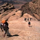montagne-jordanie-alpinistes-remontant-une-longue-dalle-typique-de-rum_mv
