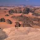 jordanie-sur-les-domes-sommitaux-d-un-merveilleux-sommet-de-rum_mv