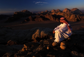 bedouin-au-sommet-des-montagnes-de-rum_photo-mario-verin