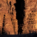 trekking-jordanie-randonneur-dans-la-lumiere-au-pied-des-parois_mv