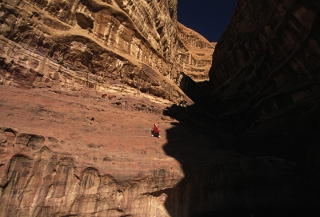 séjour-montagne-jordanie-alpiniste-bedouin-dans-une-voie-bedouine_mv