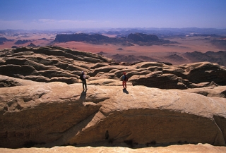 sejour-montagne-jordanie-alpinistes-sur-le-jebel-rum-regardent-le-paysage_mv