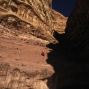 séjour-montagne-jordanie-alpiniste-bedouin-dans-une-voie-bedouine_mv