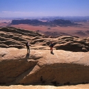 sejour-montagne-jordanie-alpinistes-sur-le-jebel-rum-regardent-le-paysage_mv