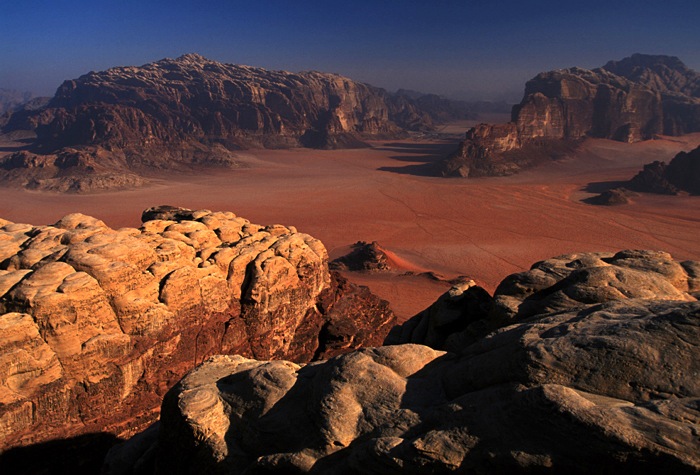 Le Jebel Rum au fond à gauche