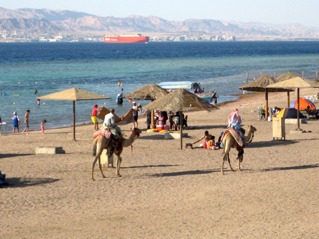 Plage d'Aqaba, hors centre-ville, sur la côte sud. En face, la ville 'Eilat en Israël. Wilfried Colonna